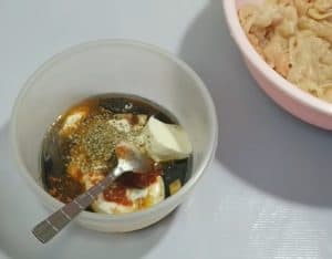 Put the vinegar, soy sauce, yogurt, oil, tomato paste and hot pepper, then put the spices (ginger - cinnamon - curry - paprika - onion powder - thyme - 4 minced garlic cloves - and lemon juice)