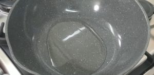 After at least 4 hours have passed, put a frying pan on the fire and put two tablespoons of oil in it