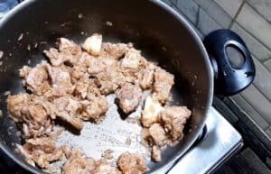 Fry the meat, onions and garlic over a high heat for 5 minutes