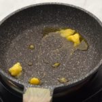 In a frying pan on the fire, put a tablespoon of ghee