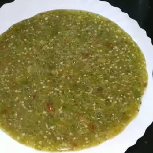 Put green okra on a serving plate