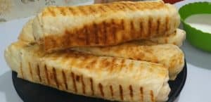 Put the Syrian wrap shawarma in the serving dishes
