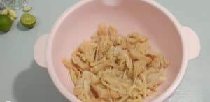 Put the chicken breast slices in a large bowl