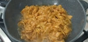 Put the chicken shawarma in the pan and stir well
