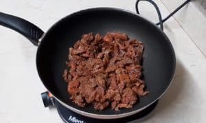 Put the meat in the pan and stir well for 10 minutes