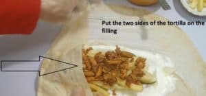 Put the two sides of the tortilla on the filling