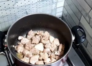 Stir the meat well over a high heat for 5 minutes (the fire must be high to ensure that the meat does not come out any liquid)