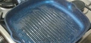 Take a grill and put it on the stove and put a tablespoon of oil in it