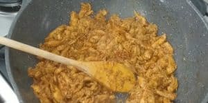 When all the shawarma liquids dry up and start to mature (as shown), turn off the heat and then move on to the second recipe for making garlic dip.