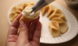 Put a little cream of the cream in the remaining icing and put it inside the bird Qatayef (I will leave you the recipe for the cream at the end of the post)