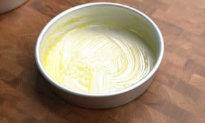 Take a baking tray and grease it with two tablespoons of ghee (the ghee is not liquid)