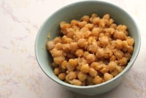 Wash the chickpeas from the water and leave to cool